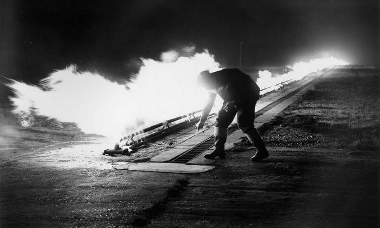 Нефть и огонь: как британцы сражались с туманами в аэропортах во время Второй мировой