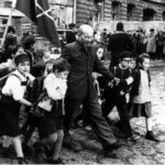 Старый доктор и дети: жестокая правда невинного снимка