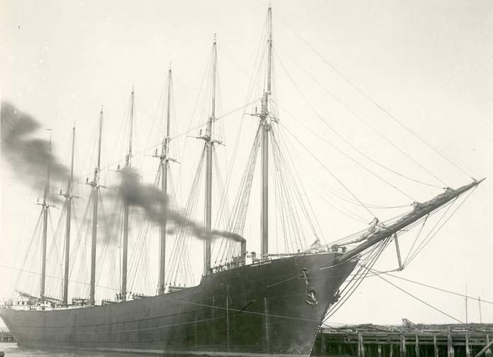 корабль Thomas W. Lawson со спущенными парусами