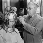 Макс Фактор со своим изобретением Beauty Micrometer
